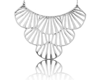 Collar Art Déco con diseño geométrico de abanico, en plata de ley o dorado.