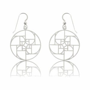 Può includere: Orecchini d'argento con un design geometrico che presenta un cerchio con un motivo di cerchi e quadrati sovrapposti.