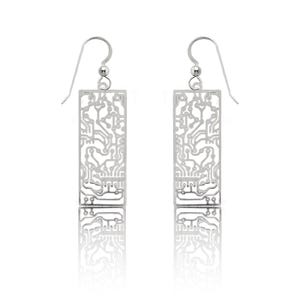 Puede incluir: Pendientes de plata con diseño de circuito impreso. Los pendientes son rectangulares y tienen un patrón delicado e intrincado.