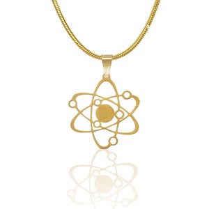 Puede incluir: Un collar de oro con un colgante con forma de átomo. El colgante está hecho de metal y tiene un acabado brillante.