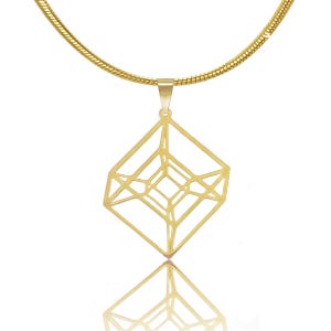 Op de afbeelding: Een gouden ketting met een geometrische hanger. De hanger is vierkant en heeft een complex, ingewikkeld ontwerp.