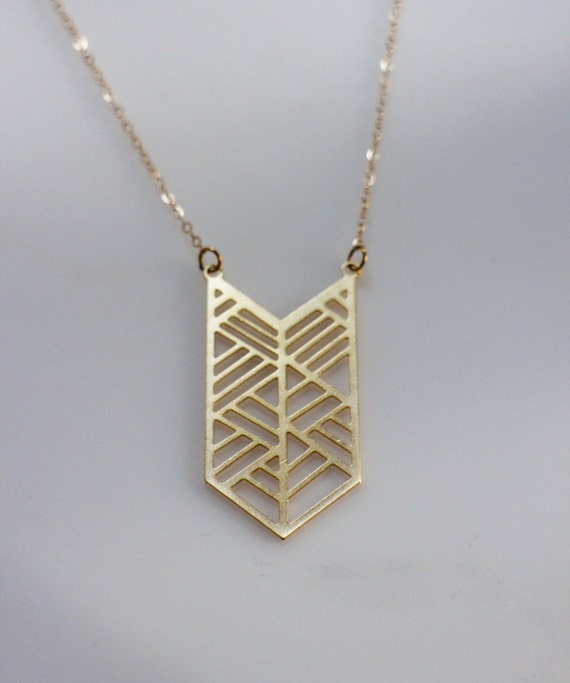 Collier Rectangulaire 3D Plaqué Or – Motif Chevrons – Longueur 21 Pouces – Occasion