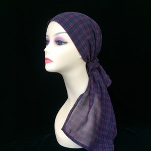 Voorgeknoopte chemo-hoofddoek ~ vrouwenkankersjaal ~ chemocadeau ~ marineblauwe en kastanjebruine geruite chiffon ~ verstelbare schakelaar ~ draag lang of kort # 555