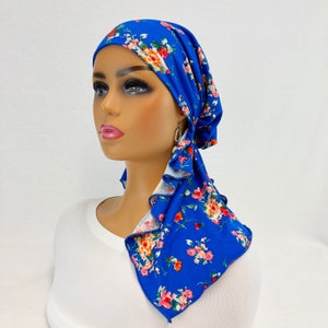 Pre gebonden chemo hoofddoek ~ vrouwen kanker sjaals ~ chemo hoeden ~ petten ~ tulbanden ~ chemo geschenken ~ Boho geborsteld brei ~ koningsblauwe bloemen sjaal #2124