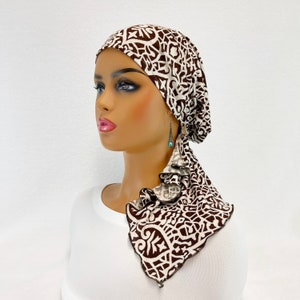 Voorgeknoopte chemohoofddoek ~ kankersjaals vrouwen ~ chemomutsen ~ petten ~ tulbanden ~ chemocadeaus ~ lichtgewicht boho bruin/ivoor abstract gebreide sjaal #2031