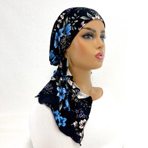 Voorgeknoopte chemo-hoofddoek ~ kankersjaals vrouwen ~ chemomutsen ~ petten ~ tulbanden ~ chemocadeaus ~ Boho geborstelde zwart/blauwe gebreide bloemensjaal #2128