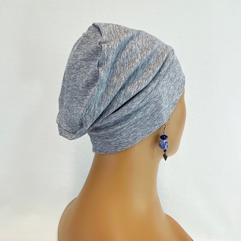 Puede incluir: Gorro beanie gris slouchy con un sutil patr&oacute;n jaspeado. El gorro est&aacute; hecho de un tejido suave y el&aacute;stico, perfecto para el uso diario.