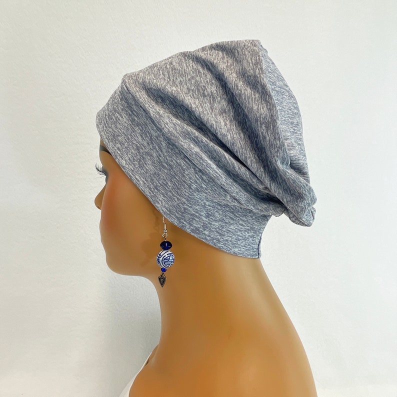 Puede incluir: Gorro beanie gris slouchy con un sutil patr&oacute;n jaspeado. El gorro est&aacute; hecho de un tejido suave y el&aacute;stico y est&aacute; dise&ntilde;ado para ser c&oacute;modo y elegante.