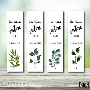 Può includere: Quattro segnalibri bianchi con la scritta "HE WILL restore YOU 1 Peter 5:10" in corsivo nero. Ogni segnalibro presenta una diversa illustrazione botanica verde. Sono visibili anche le parole "DIGITAL DOWNLOAD" e "Digital Daisies".