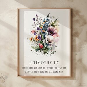 Puede incluir: Una pintura de acuarela de un ramo de flores sobre un fondo blanco. Las flores son en tonos de morado, rosa y amarillo. El texto "2 Timoteo 1:7" está impreso debajo de las flores. El texto dice: "Porque no nos ha dado Dios espíritu de cobardía, sino de poder, de amor y de dominio propio."