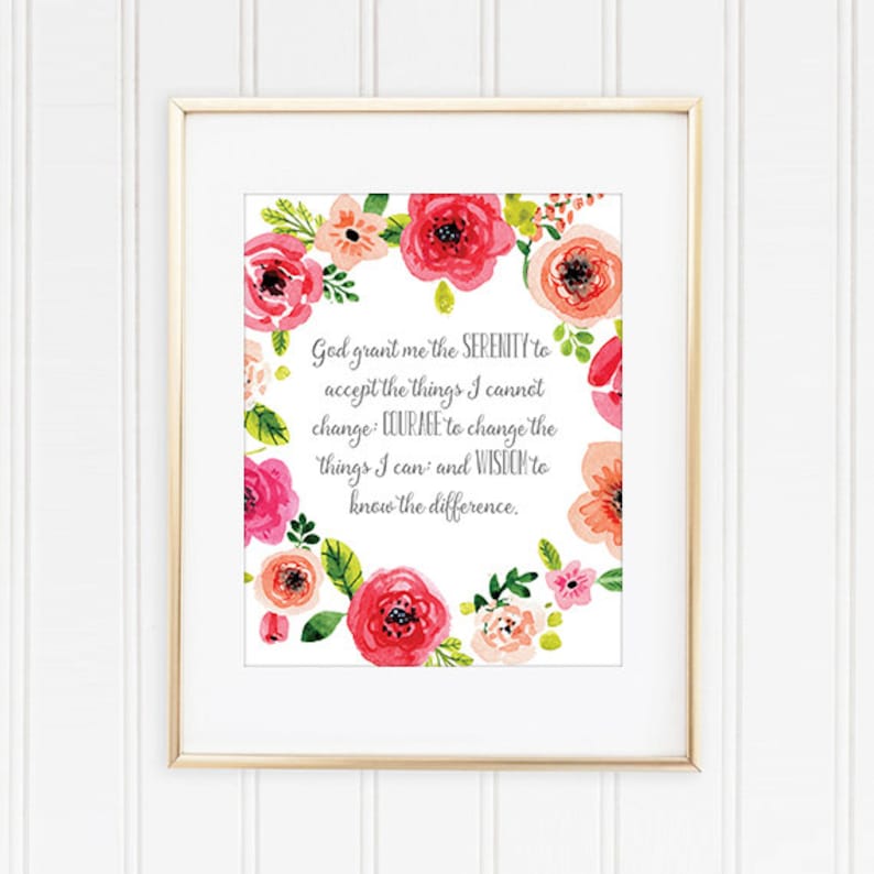 Pu&ograve; includere: Un design di arte da parete stampabile con una ghirlanda di fiori rosa, rossi e pesca. Il testo al centro recita: "God grant me the serenity to accept the things I cannot change: courage to change the things I can; and wisdom to know the difference."