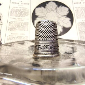 Franskt antikt sterlingsilver-sömnadsfingerborg (A615)
