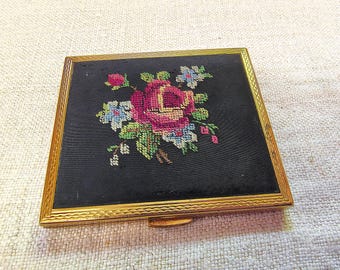 Polvos compactos vintage Petit Point con estampado floral y detalles en metal dorado (A611)