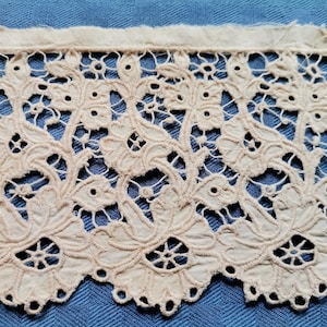 Dentelle florale brodée en lin antique écru 3 1/2&quot; (A376)