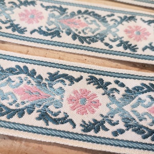 Ribete de viscosa de 1 1/2" con diseño floral tejido en tonos crema, azul y rosa de estilo francés vintage A198