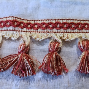 Franse vintage 2 1/4" crème/licht bordeauxrode passementversiering met kwastje A161