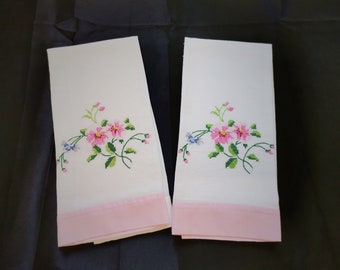 Pair of Vintage Floral Embroidered Linen Fingertip Towels (A344)