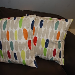 Ein Kissen von Laura Ashley in wallace mehrfarbige Farbe Grundfarben Schlafzimmer Lounge Orange Blau Rot Grau Grün Geburtstagsgeschenk