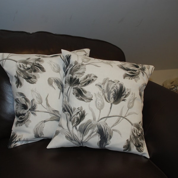Poduszka Laura Ashley w kolorze Gosford Charcoal, ciemnoszary, z motywem tulipanów w kwiaty, do salonu, sypialni, fotela, kanapy, domku, prezent urodzinowy