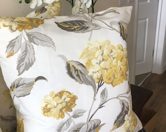 Un coussin fait main en tissu camomille Laura Ashley hortensia fleurs jaunes chambre salon canapé fauteuil cadeau d'anniversaire chaise de jardin