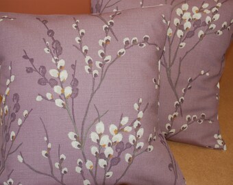 Ein handgemachtes Kissen aus Laura Ashley Pussy Willow Grape Stoff.