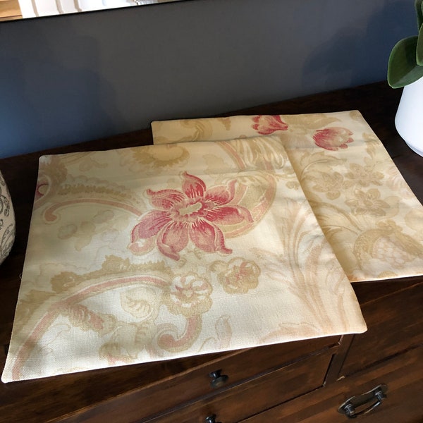 Deux housses de coussin faites main en tissu Laura Ashley baroque framboise.