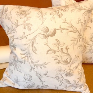Ein handgefertigter Kissenbezug in Laura Ashley Ironwork Spirale Grau.