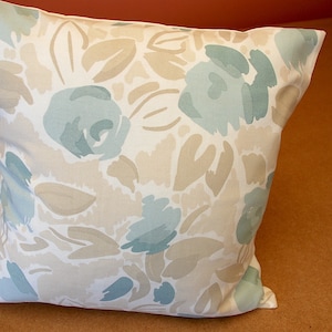 Ein Handgefertigter Kissenbezug aus Laura Ashley Emma Duck Egg Fabric