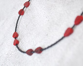 Black seed beads choker, dark red leaves y2k necklace, bright women jewelry, trendy short necklace, Estibela design, 14.5inches 37cm