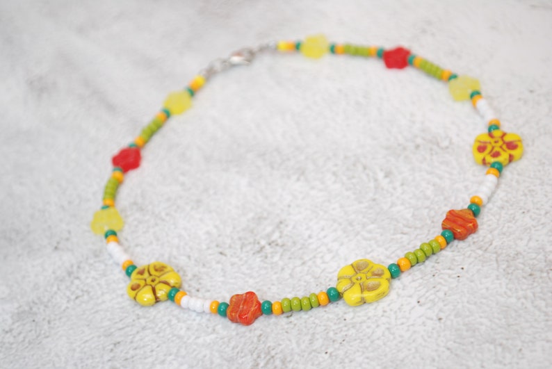 Bright colorful y2k choker, yellow green red flower necklace, trend beaded necklace, 39,5cm 15.5 chic style image 2