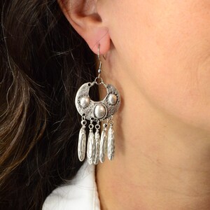 Pendientes llamativos estilo boho, pendientes colgantes tribales, joyería para festivales, estilo hippie, gitano, estilo étnico en forma de media luna, estilo boho occidental. imagen 17