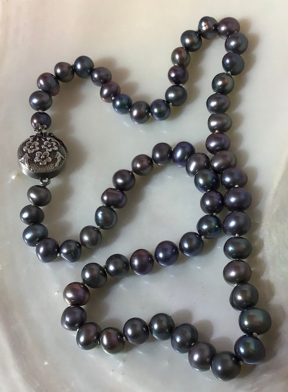 Vintage black cultured pearls Gem