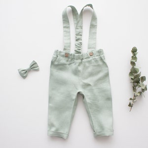 costume de baptême garçons vert eucalyptus, tenue baptême bébé, costume porteur d'anneau pantalon en lin avec bretelles Prêt-à-expédier image 2
