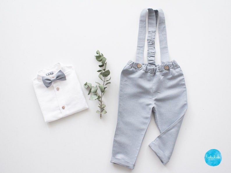 Traje de bautismo para niños, traje de bautismo para bebés, traje de portador de anillos, pantalones de babero pantalones de lino gris hielo con tirantes Listo para enviar imagen 1