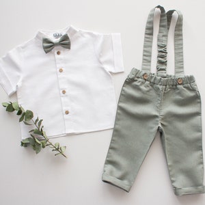 tenue de baptême de garçons vert sauge, costume de porteur danneau, costume de baptême avec pantalon à bavette pantalon en lin avec bretelles Prêt-à-expédier pants+shirt+bow tie