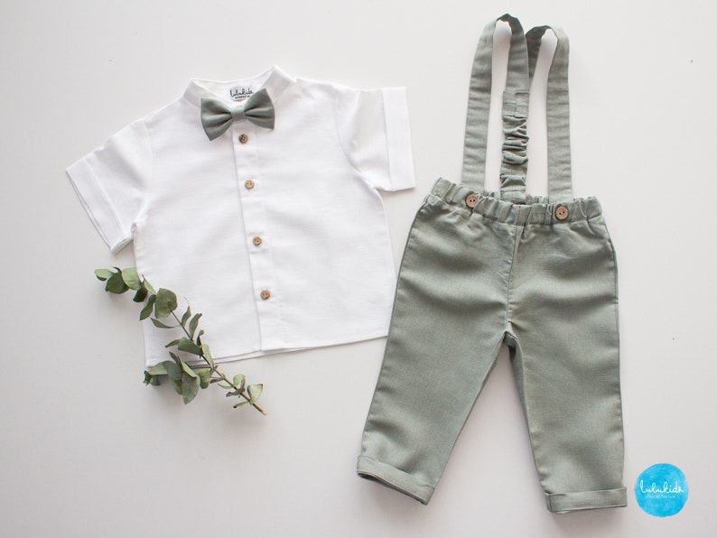 tenue de baptême de garçons vert sauge, costume de porteur danneau, costume de baptême avec pantalon à bavette pantalon en lin avec bretelles Prêt-à-expédier pants+shirt+bow tie