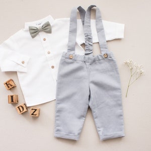 Costume de baptême bébé garçon, vêtements de baptême en lin, tenue de baptême, pantalon de baptême, costume porteur d'anneau pantalon en lin vert fumée avec bretelles pants+shirt+bow tie