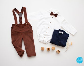 Jungen Taufoutfit, Baby Anzug Hochzeit  - 4tlg Cord Set: Hose mit Hosenträger + Fliege + Leinenhemd + Strickjacke aus 100 % Wolle (Merino)