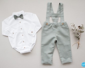 Costume de baptême bébé garçon, tenue de baptême, vêtements de baptême garçon - Ensemble 2 pièces : pantalon en lin vert sauge avec bretelles + chemise body