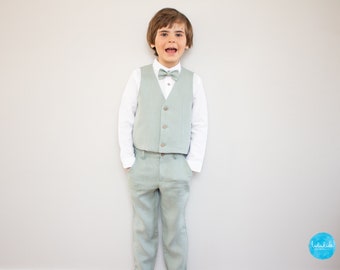 Tenue porte-alliances garçon, costume de mariage garçon - Ensemble 4 pièces en lin vert eucalyptus : pantalon + chemise + gilet + noeud papillon enfant