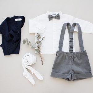 男の子の洗礼スーツ、洗礼服 - コーデュロイ4点セット グレー：サスペンダー付きショーツ+リネンシャツ+蝶ネクタイ+ウール100%(メリノ)カーディガン