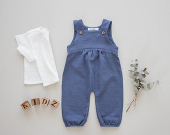 Baby Jungen Taufstrampler, Taufoutfit, Taufkleidung, Spieler, Jumpsuit, Latzhose - blaue Musselinhose aus Bio-Baumwolle