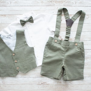 Traje de bautizo para niño, traje de boda infantil, traje de paje, traje de dos piezas de lino verde humo: pantalón corto con tirantes y chaleco.