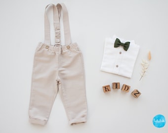 SALE - Baby Jungen Taufanzug, Taufoutfit Junge, Hochzeitsanzug - 2tlg Jungen Leinen Outfit: beige Hose mit Hosenträger + wald grüne Fliege