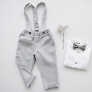 Rebajas - Traje de bautizo para niño, traje de anillos, traje de bautizo, peto - Conjunto de lino de dos piezas: pantalón gris claro con tirantes + pajarita