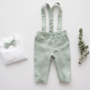 costume de baptême garçons vert eucalyptus, tenue baptême bébé, costume porteur d'anneau pantalon en lin avec bretelles Prêt-à-expédier image 1