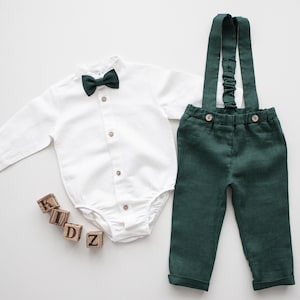 Uitverkoop - Doopkleding voor jongens, doopoutfits, doopbroeken, ringdragerpak, trouwoutfits, tuinbroeken, overalls - groene linnen broek met bretels