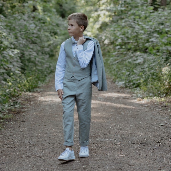 Tenue porte-alliances garçon, costume de mariage enfant, costume de communion - Tenue 4 pièces en lin vert sauge : pantalon + chemise + gilet + noeud papillon enfant