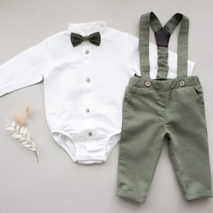 Ropa de bautizo para bebés varones, traje de bautizo, traje de portador de anillos, pantalón con pechera - conjunto de lino de 2 piezas: pantalón de lino verde humo con tirantes + camisa body blanca