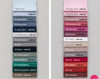 Könnte beinhalten: Zwei vertikale Spalten mit Stoffmustern, nummeriert von 1 bis 28, die eine Reihe von Farben wie Hellblau, Marineblau, Grau, Grün, Rosa, Rot und Braun zeigen. Jedes Muster ist beschriftet, einige sind als ausverkauft markiert.